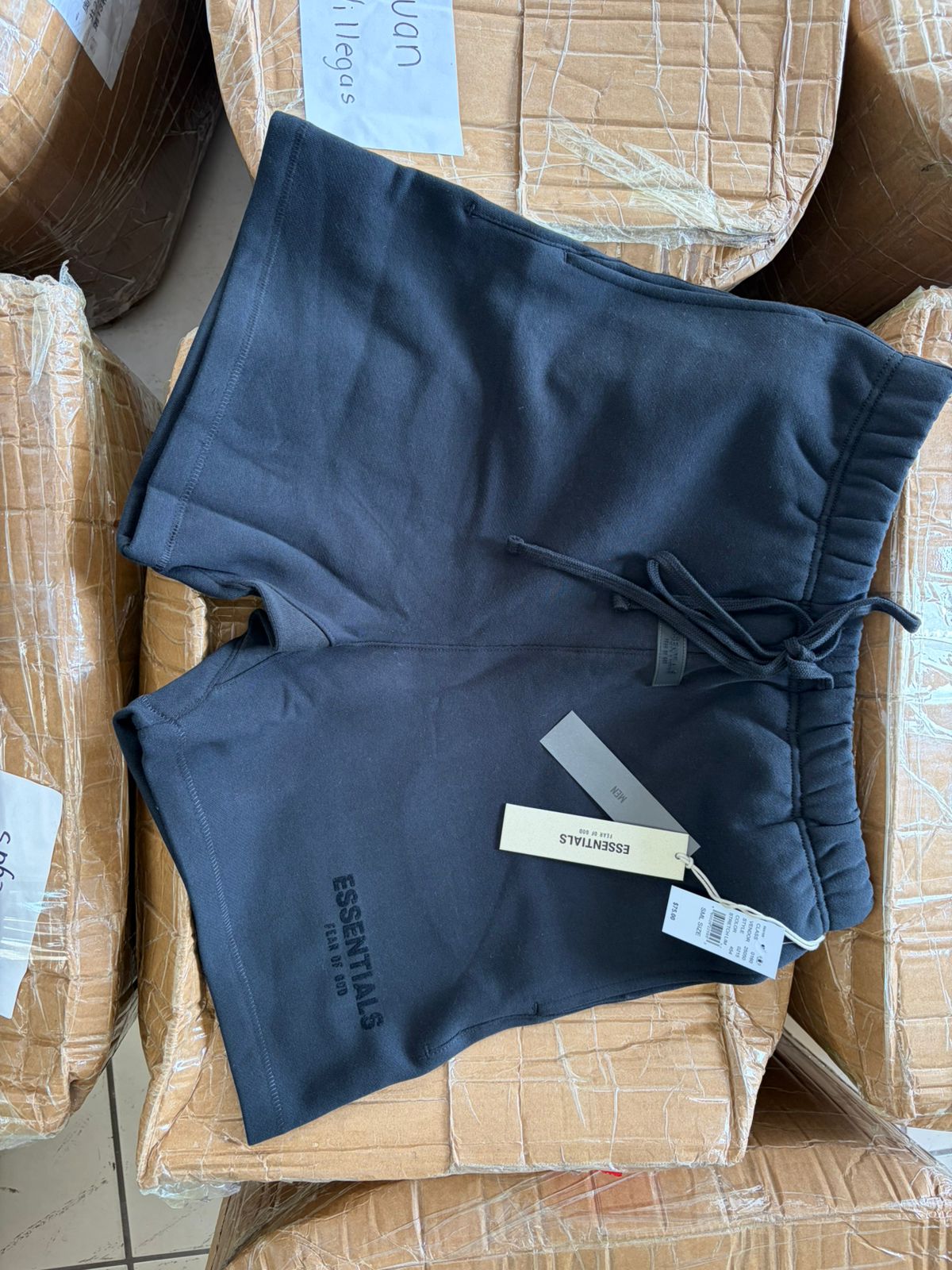 SHORTS ESS NEGRO MENUDEO
