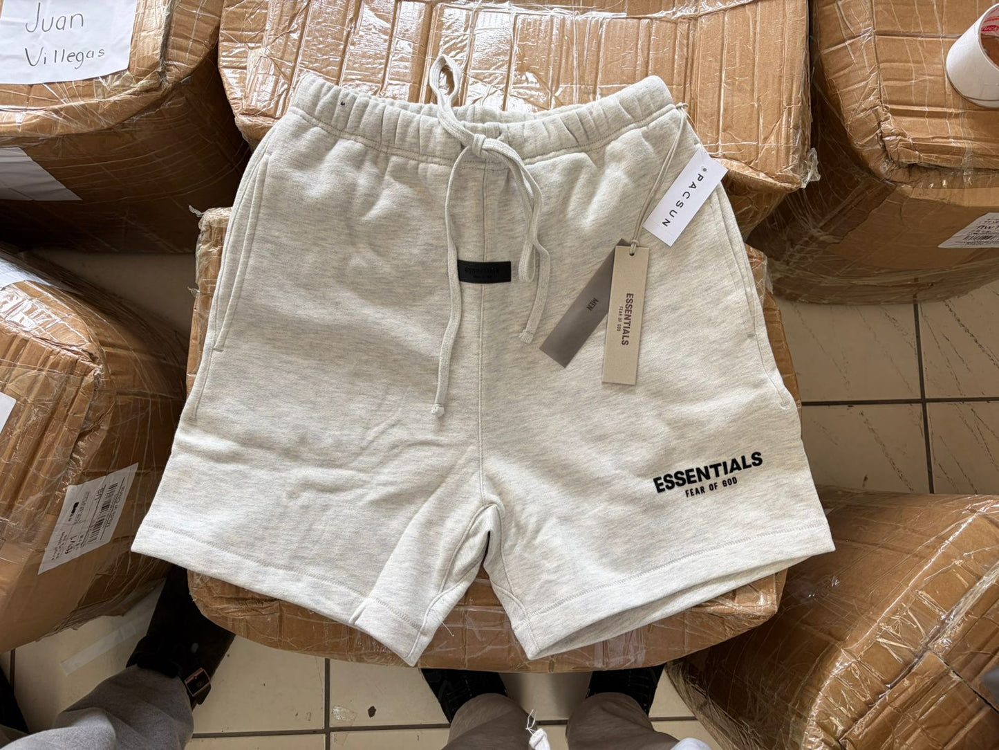 SHORTS ESS BLANCO MENUDEO